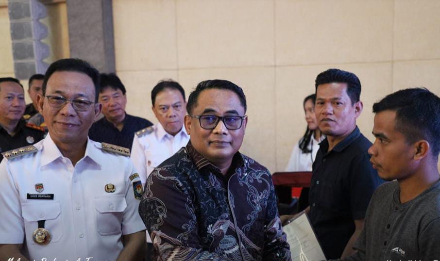 Serahkan 200 Sertifikat Tanah Di Tapsel, BPN Sumut Komit Selesaikan Konflik TPL