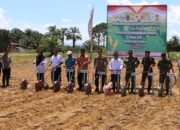 Dukung Swasembada Pangan, Kapolres Aceh Singkil Bantu Petani Tanam Jagung