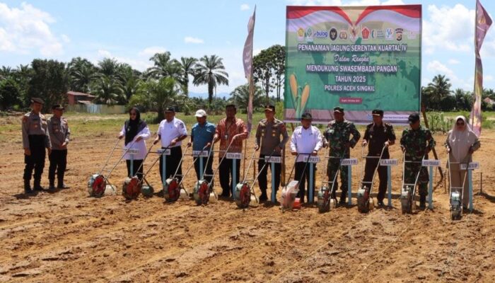 Dukung Swasembada Pangan, Kapolres Aceh Singkil Bantu Petani Tanam Jagung
