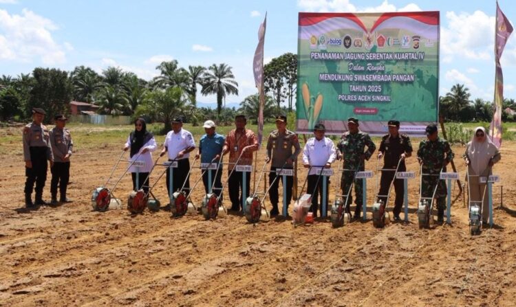 Dukung Swasembada Pangan, Kapolres Aceh Singkil Bantu Petani Tanam Jagung