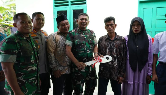 Senyum Rasidah Terima Kunci Rumah Dari Danrem Lilawangsa