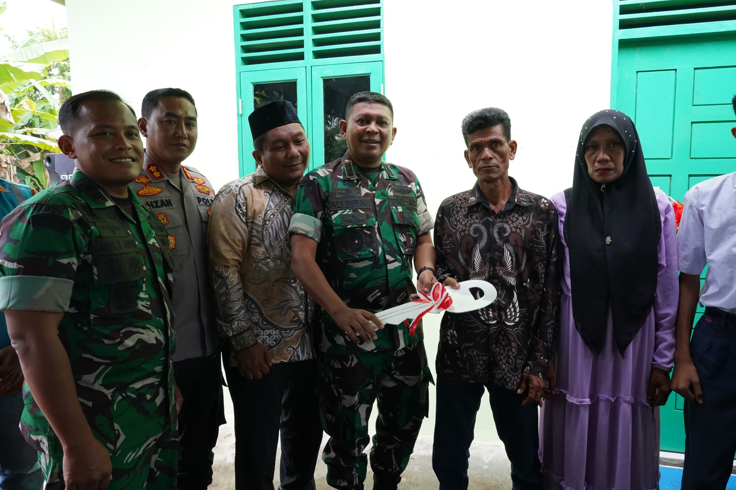 Senyum Rasidah Terima Kunci Rumah Dari Danrem Lilawangsa