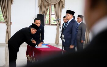 Asri Ludin Tambunan Lantik Dedi Maswardy Jadi Sekda Deliserdang