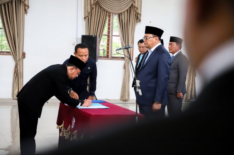 Asri Ludin Tambunan Lantik Dedi Maswardy Jadi Sekda Deliserdang