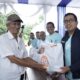 Regional CEO Bank Mandiri Region I/Sumatera 1 I Gede Raka Arimbawa secara simbolis menyerahkan paket sembako murah pada Program Pasar Murah Mandiri kepada salah seorang warga.