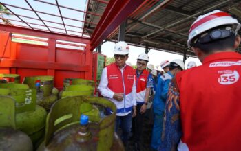 Pertamina Patra Niaga terus menunjukkan komitmennya dalam pemerataan akses energi dan pemberdayaan ekonomi masyarakat. Hal ini diwujudkan melalui kunjungan kerja Dewan Komisaris ke wilayah Regional Sumatera Bagian Utara (Sumbagut), dengan meninjau langsung aktivitas Koperasi Desa Merah Putih (KDMP) di Kecamatan Binjai Barat, Kota Binjai, serta Stasiun Pengisian dan Pengangkutan Bulk Elpiji (SPBE) di Medan, Rabu (8/10).