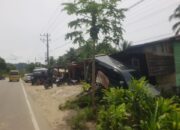 L-300 Seruduk Minibus Parkir