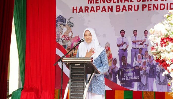 Siswi SMAN 10 Fajar Harapan Berbagi Kisah Inspiratif Di Hadapan Wamen Isyana