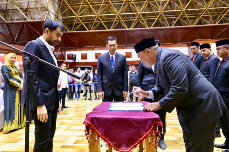 Lantik Kepala SKPA, Gubernur Mualem Ingatkan Percepatan Serapan Anggaran