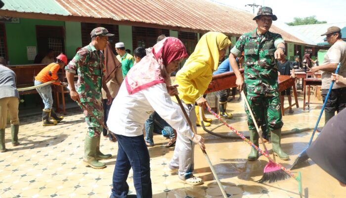 Simalungun Bergerak Cepat, Gotong Royong Bersihkan Lumpur Pasca Banjir Serbelawan