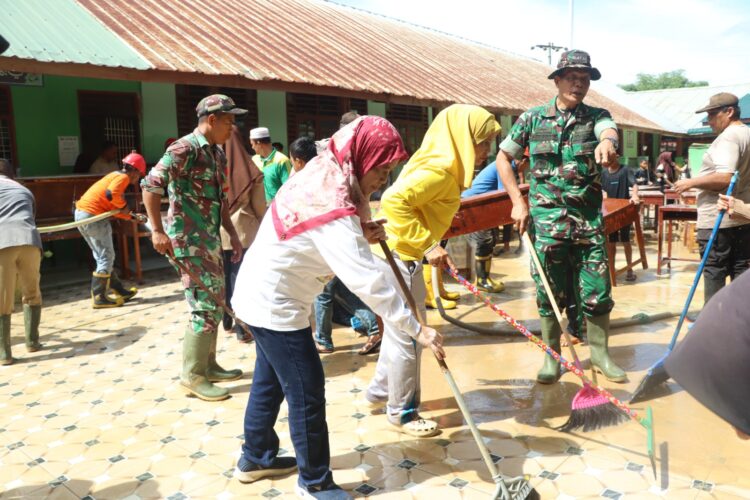 Simalungun Bergerak Cepat, Gotong Royong Bersihkan Lumpur Pasca Banjir Serbelawan
