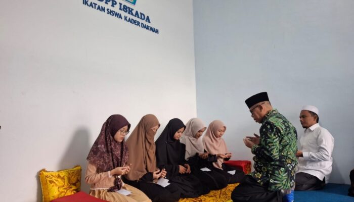 Iskada Peusijuek Wisudawan