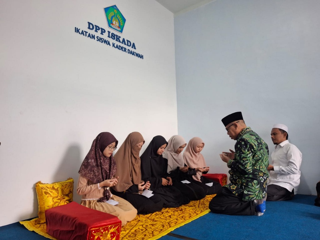 Iskada Peusijuek Wisudawan