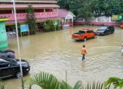 Rico Waas Kunjungi Dan Salurkan Bantuan Logistik Untuk Pengungsi Banjir