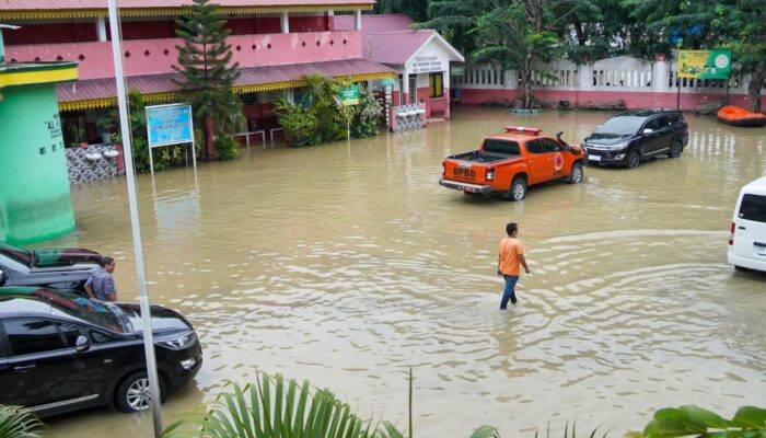 Rico Waas Kunjungi Dan Salurkan Bantuan Logistik Untuk Pengungsi Banjir