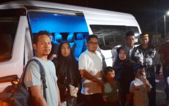Camat Siabu Berangkatkan Rahmad Bocah Tanpa Lubang Anus Ke RSU Imelda Medan
