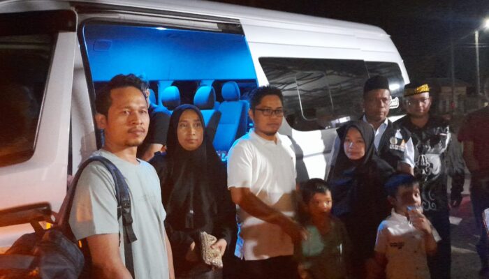 Camat Siabu Berangkatkan Rahmad Bocah Tanpa Lubang Anus Ke RSU Imelda Medan