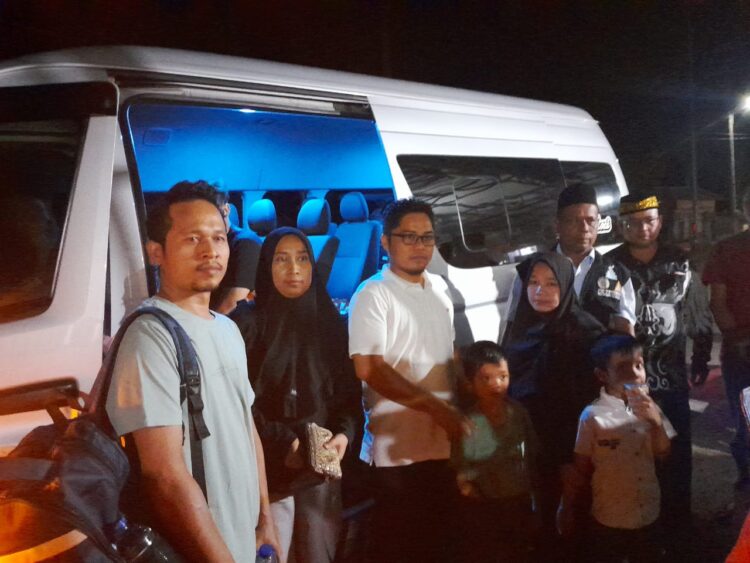 Camat Siabu Berangkatkan Rahmad Bocah Tanpa Lubang Anus Ke RSU Imelda Medan