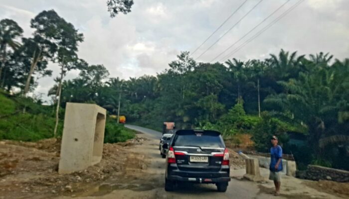Rusak Parah Jalan Lintas Nasional Warnai Kabupaten Karo, Dairi Dan Pakpak Bharat