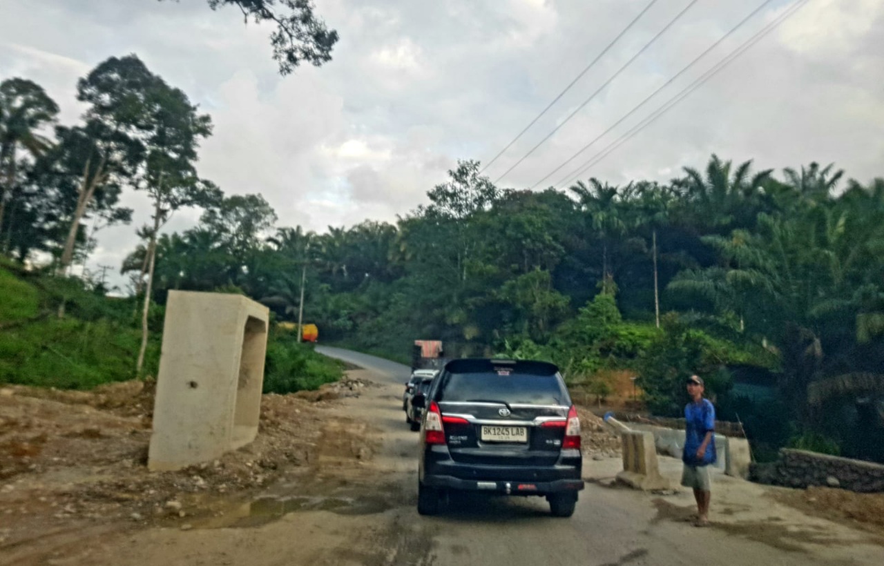Rusak Parah Jalan Lintas Nasional Warnai Kabupaten Karo, Dairi Dan Pakpak Bharat