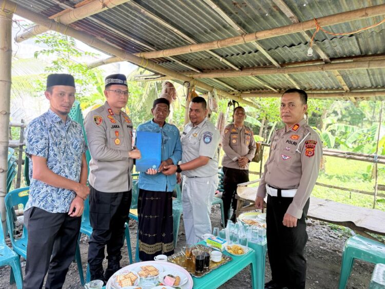 Di Balik Tangis Sunyi, Ada Uluran Tangan: Kisah Keluarga Siti Zahara Menerima Santunan