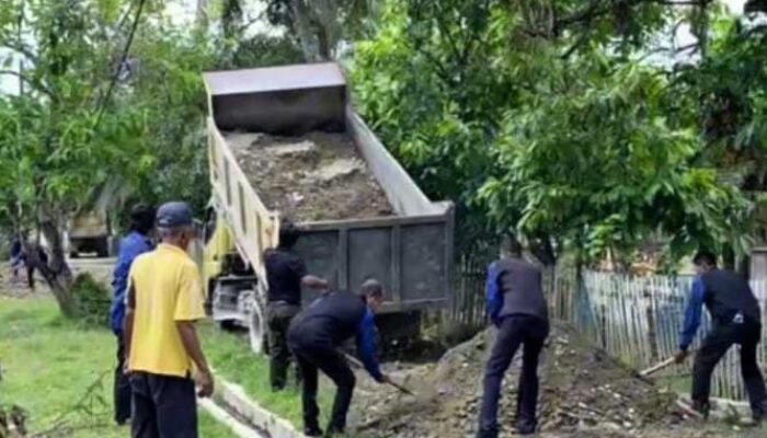 Akses Jalan Menuju Masjid Rusak Parah, Ricky Perbaiki Dengan Dana Pribadi