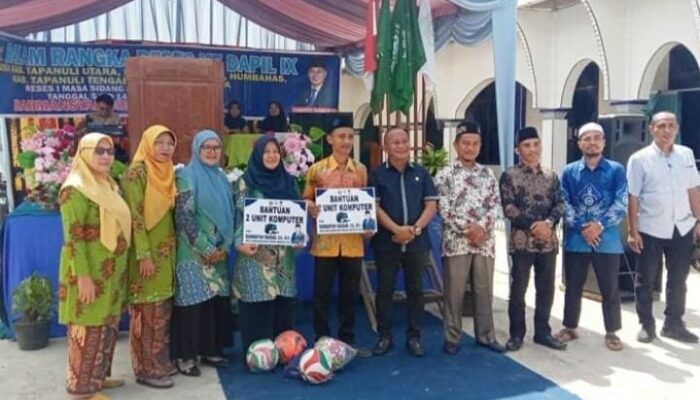 Rahmansyah Sibarani Bantu Komputer Dan Laptop Untuk Sekolah Di Tapteng Saat Reses