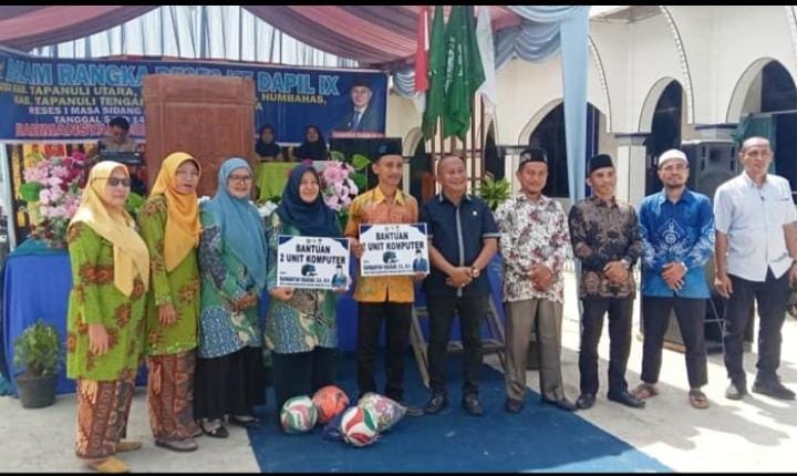 Rahmansyah Sibarani Bantu Komputer Dan Laptop Untuk Sekolah Di Tapteng Saat Reses