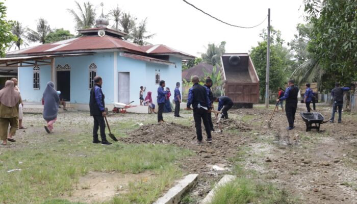 Warga Sulit Ke Masjid, Bung RA Perbaiki Jalan Pakai Uang Pribadi