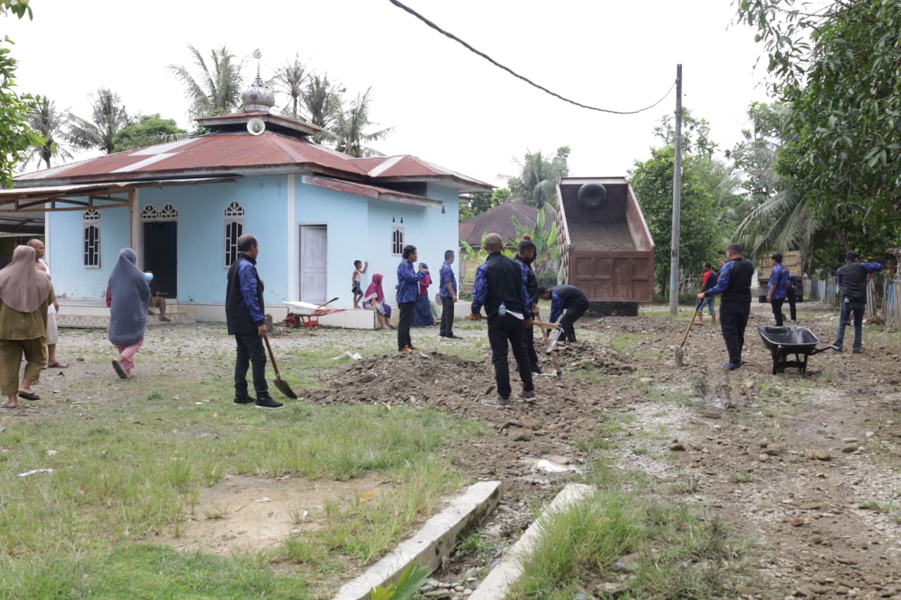 Warga Sulit Ke Masjid, Bung RA Perbaiki Jalan Pakai Uang Pribadi