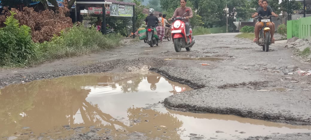 PUPR Agara Diminta Perbaiki Jalan Rusak Di Ruas Jalan Kabupaten