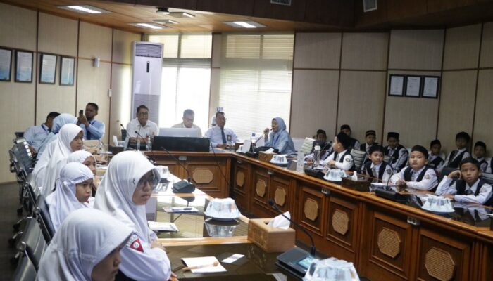 Puluhan Siswa SD Nonton Film Mencari Minyak Untuk Kehidupan Di Perta Arun Gas
