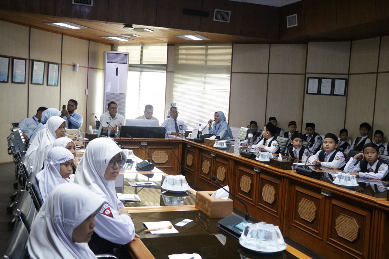 Puluhan Siswa SD Nonton Film Mencari Minyak Untuk Kehidupan Di Perta Arun Gas