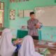 Syamsul Susidi Butar Butar, seorang guru MTs Negeri Batu Bara saat memberikan pelajaran menggunakan media pembelajaran kepada murid-muridnya.