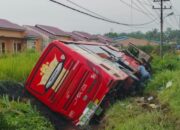 Bus JRG Terjungkal Ke Parit Depan Perumnas Tangkahan Durian