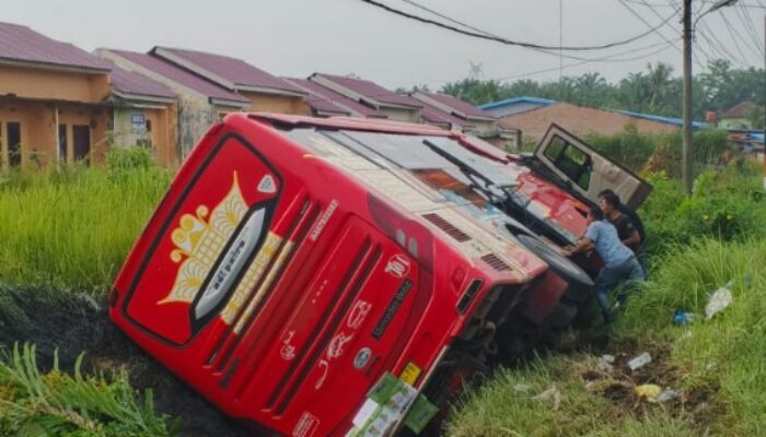 Bus JRG Terjungkal Ke Parit Depan Perumnas Tangkahan Durian