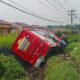Bus JRG Terjungkal Ke Parit Depan Perumnas Tangkahan Durian