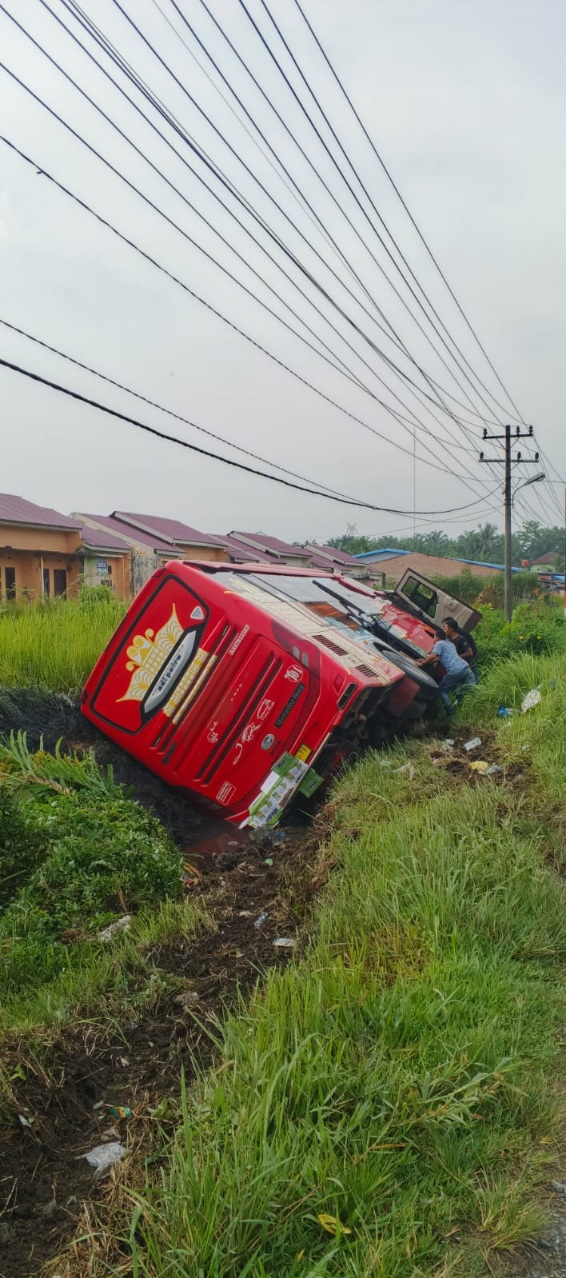Bus JRG Terjungkal Ke Parit Depan Perumnas Tangkahan Durian