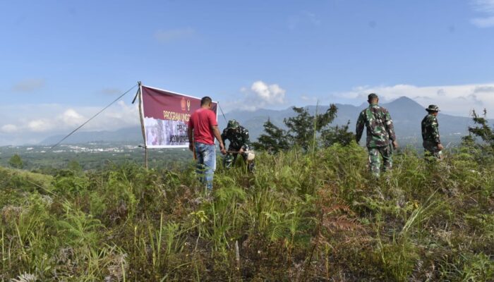 Wujudkan Lingkungan Asri, Satgas TMMD Ke-126 Tanam Ratusan Pohon Di Desa Reje Guru