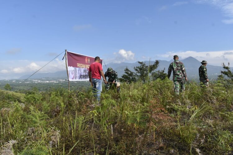 Wujudkan Lingkungan Asri, Satgas TMMD Ke-126 Tanam Ratusan Pohon Di Desa Reje Guru