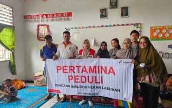 Sebagai bentuk tanggung jawab sosial dan kepedulian terhadap masyarakat sekitar wilayah operasi, Pertamina Patra Niaga Regional Sumbagut menyalurkan bantuan sosial berupa paket sembako. Bantuan yang diserahkan pada Selasa (14/10) di Posko Bantuan Korban Banjir tersebut berisi kebutuhan pokok seperti beras, mie instan, telur, dan minyak goreng, dan diterima langsung oleh perwakilan Kelurahan Pekan Labuhan serta masyarakat terdampak.