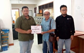 Peduli Bocah Tanpa Anus, PT SMM Serahkan Bantuan
