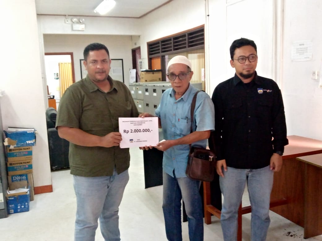 Peduli Bocah Tanpa Anus, PT SMM Serahkan Bantuan