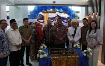 Bupati Deli Serdang dr. H. Asri Ludin Tambunan, M. Ked (PD), SpPD-KGEH, FINASIM meresmikan Royal Klinik di Jalan Bouluvard Southern Lake Residence R3 1-5 Komplek Cemara Asri, Desa Sampali, Kecamatan Percut Sei Tuan, Kabupaten Deli Serdang, Kamis (16/10/2025).