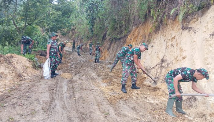 Satgas TMMD Ke-126 Dan Warga Gotong Royong Bersihkan Jalan Baru