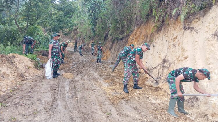 Satgas TMMD Ke-126 Dan Warga Gotong Royong Bersihkan Jalan Baru