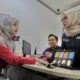 Nasabah mendengarkan penjelasan dari Senior Branch Manager Bank Muamalat Fatmawati Jakarta Melinawati Amran (kanan) tentang produk pembiayaan kepemilikan emas melalui produk Solusi Emas Hijrah di kantor cabang Muamalat Fatmawati, Jakarta, Jumat (17/10/2025).