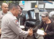 Jumat Berkah, Satbinmas Polres Langsa Bagi Nasi Ke Pengendara Betor