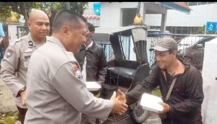 Jumat Berkah, Satbinmas Polres Langsa Bagi Nasi Ke Pengendara Betor