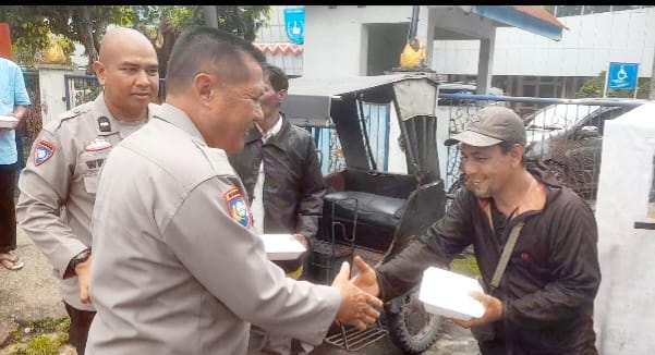 Jumat Berkah, Satbinmas Polres Langsa Bagi Nasi Ke Pengendara Betor